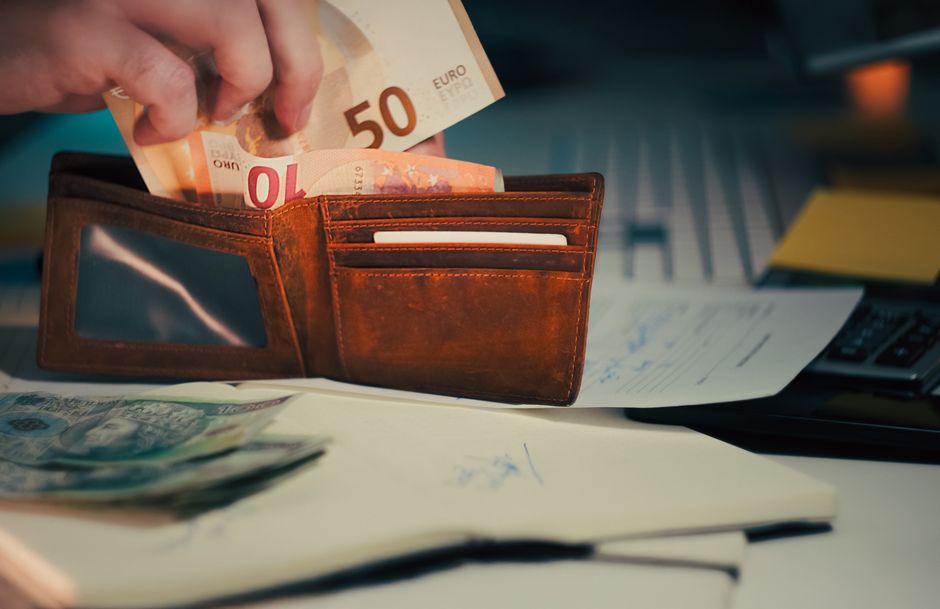 7 Cara Cerdas Mengelola Gaji Untuk Mencapai Kebebasan Finansial - Page 4