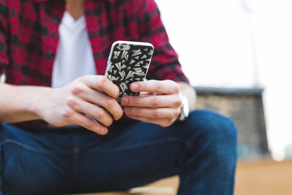 Punya IPhone Tapi Nggak Bisa Nabung? Ini Rahasia Kenapa Gadget Mahal Justru Bikin Kamu Miskin Permanen!