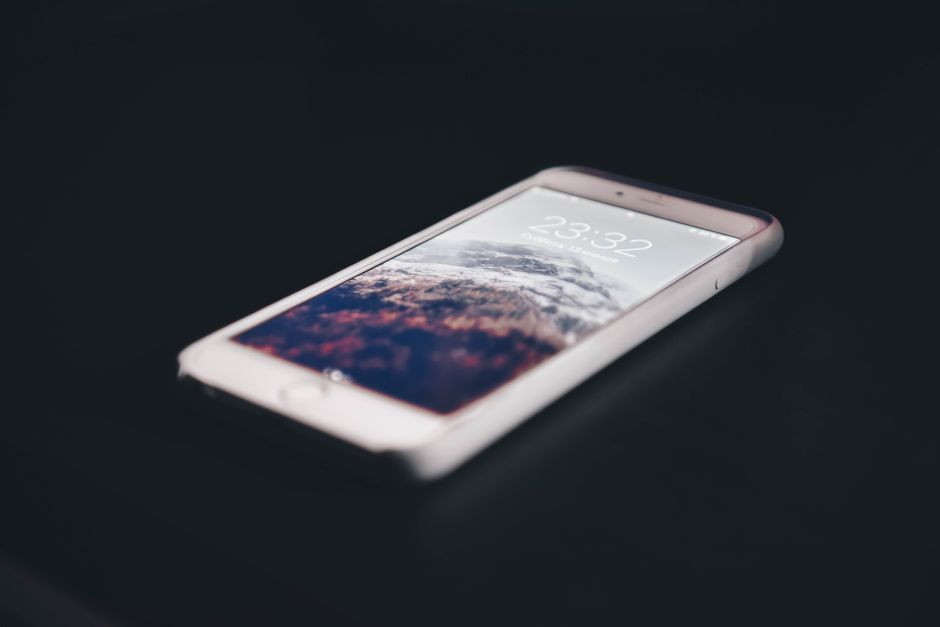 Punya IPhone Tapi Nggak Bisa Nabung? Ini Rahasia Kenapa Gadget Mahal Justru Bikin Kamu Miskin Permanen! - Page 6